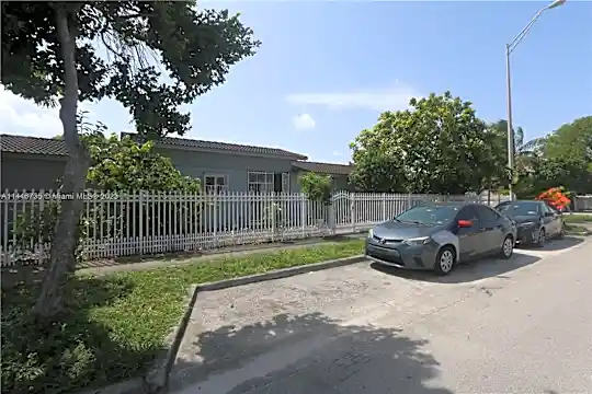 2590 E 9th Ave Photo 2