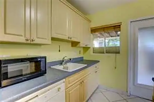 1472 Dewey St Photo 2