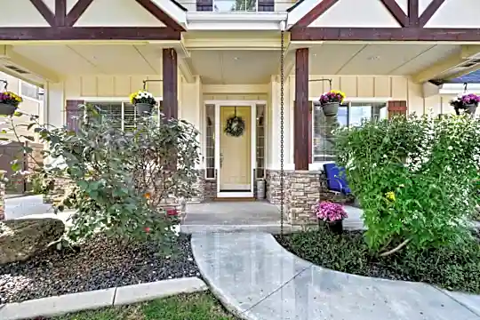 675 W Pickford St Photo 2