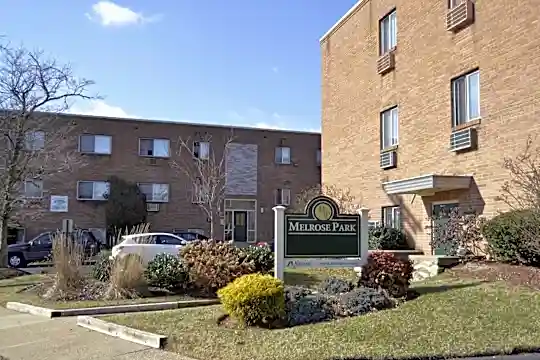 Melrose Park Manor Photo 2