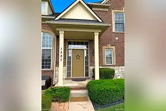 1587 W Lakeview Ln Photo 2