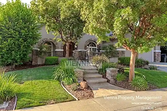 3031 Southcreek Dr Photo 1