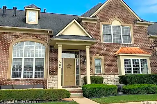 1587 W Lakeview Ln Photo 1