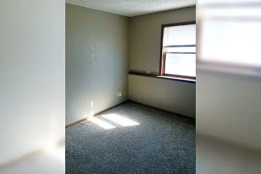 1312 Cherry Pl Photo 2
