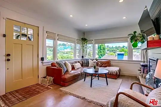 6116 Springvale Dr Photo 1