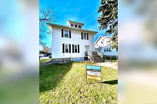 1114 College St N Photo 1
