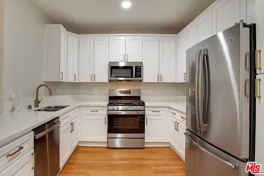 346 Hauser Blvd #2-121 Photo 2