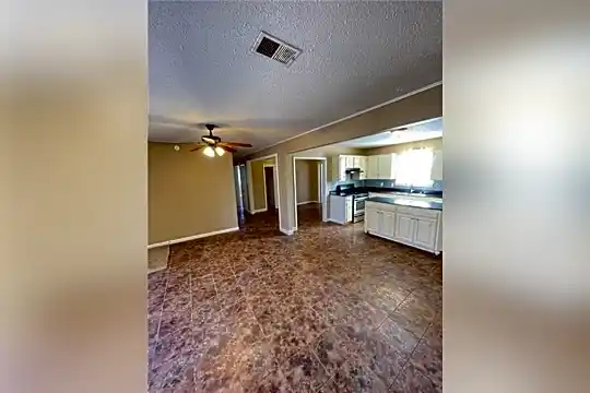 2301 Sycamore Pl Photo 2