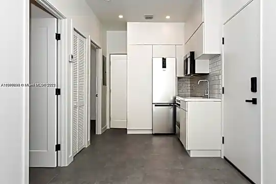 536 NW 42nd St #6 Photo 2