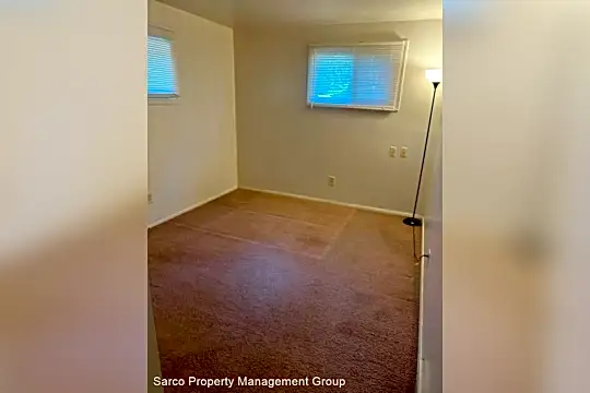 20 Crescent Dr Photo 2