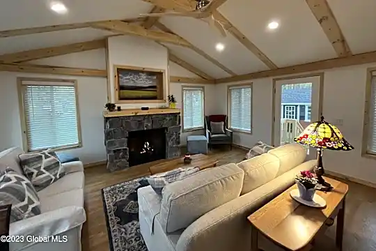 14 Spa Dr Photo 2