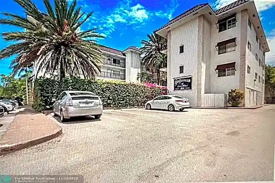 924 SE 2nd St #20 Photo 1