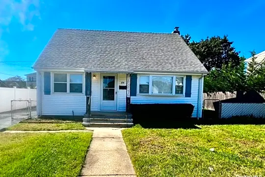 190 Lee Ave Photo 1