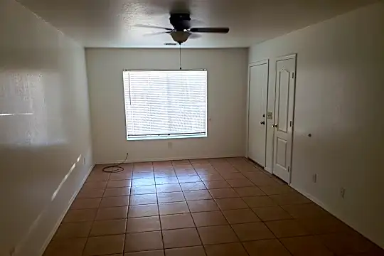 403 N Sunshine Blvd Photo 2