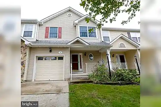 74 Castleton Rd Photo 2
