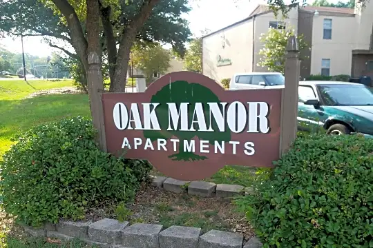 Oak Manor Apartments Photo 2