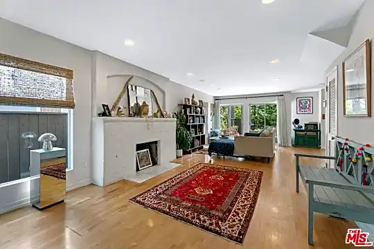 2425 Frey Ave Photo 2