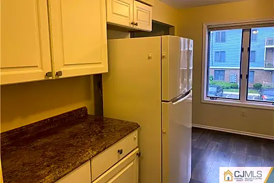 710 Peach St Photo 2