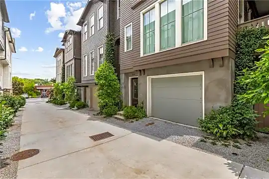 2056 Telfair Cir NE Photo 2