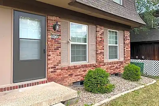 6652 Holcomb Cir Photo 2