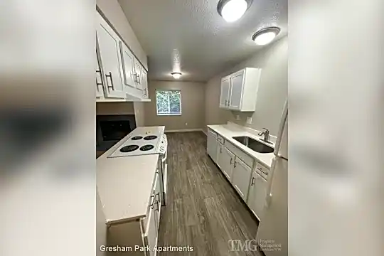 805 NE Kane Drive Photo 1