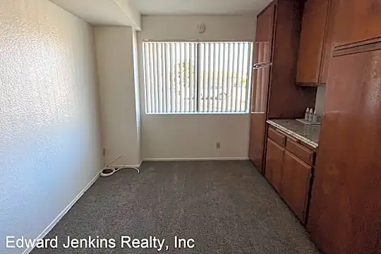 14135 Doty Ave Photo 2