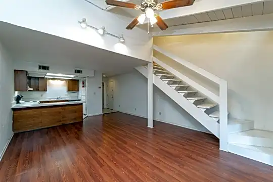 1319 Rumba Ln Photo 2