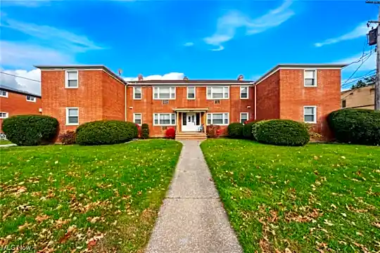 893 S Green Rd #4 Photo 2