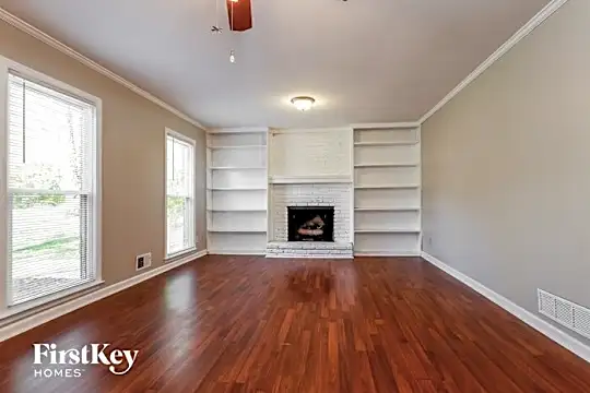 677 Bruce Way SW Photo 2