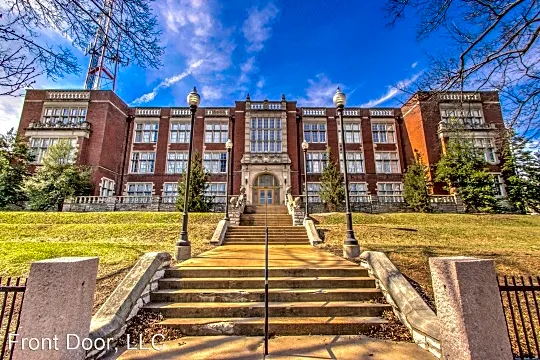 Theresa Park Lofts - Historic School one Block from SLU Medical Campus Photo 1