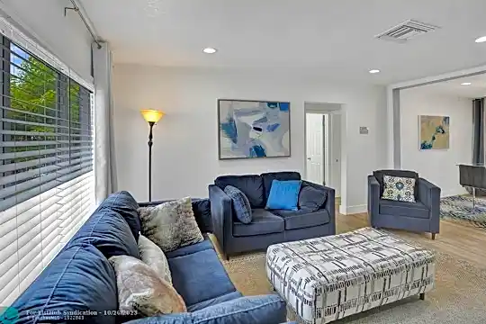 4451 NE 16th Terrace Photo 2