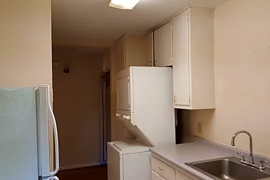 744 Oakwood St Photo 1