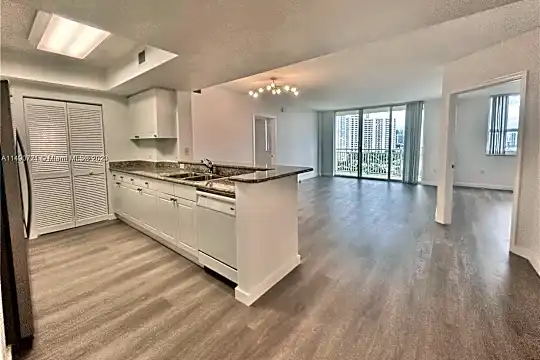 19501 W Country Club Dr #807 Photo 1