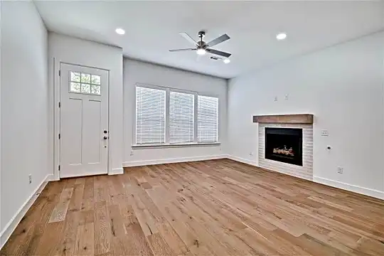 504 W Persimmon St Photo 2