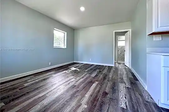 2901 NW 18th St #26 Photo 2