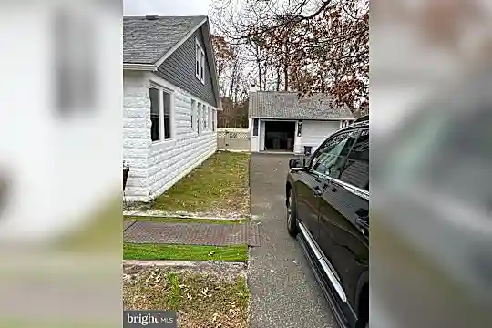 105 Memorial Dr Photo 2