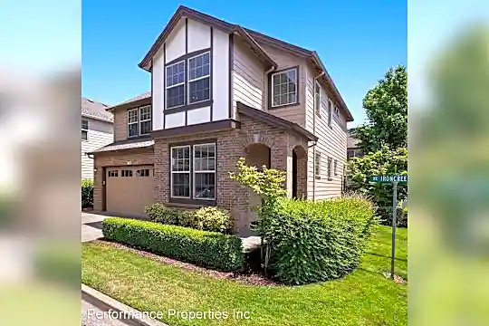230 NE Ironcreek Pl Photo 2