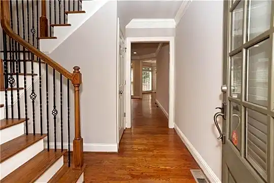 1704 Summit Glen Ln NE Photo 2