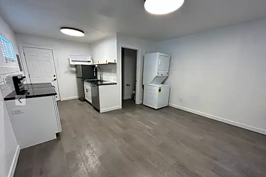 1015 22nd St Photo 2