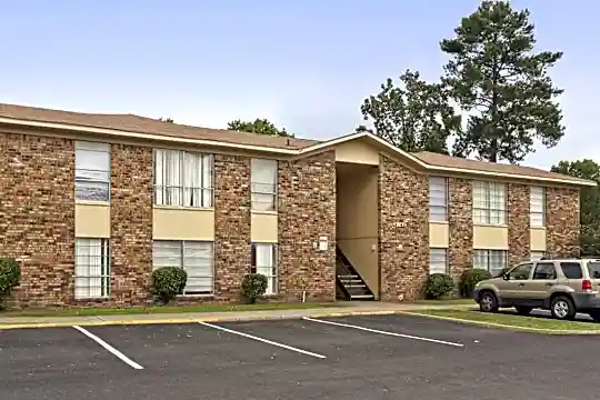 Pines Apartments Photo 1