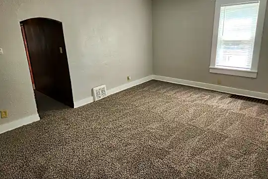 1210 Floyd Blvd Photo 2