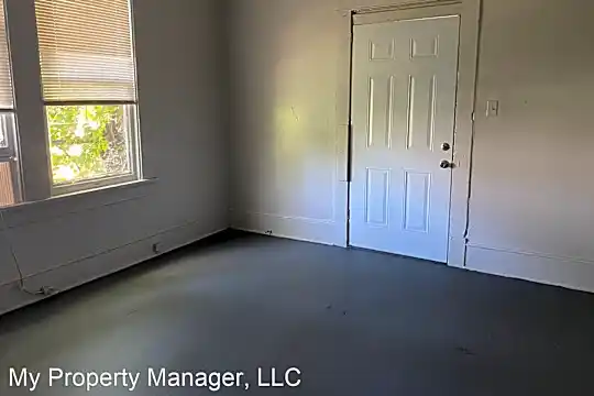 114 Egan St Photo 2
