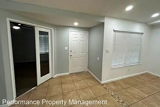 4709 Calder Ln Photo 2