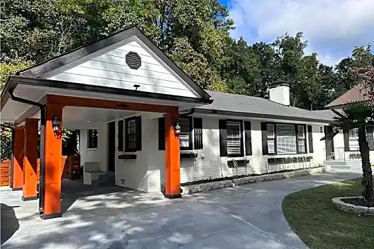 302 Old Ivy Rd NE Photo 2