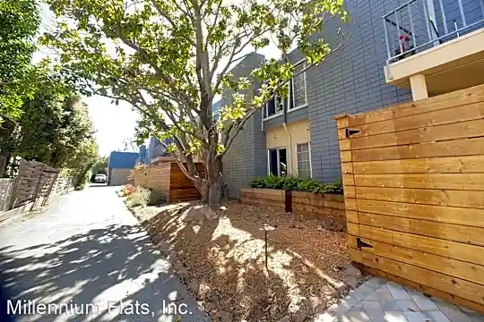 2712 Flores St Photo 2
