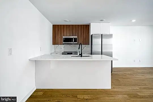 610 Moore St #301 Photo 2