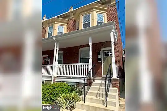 105 W Franklin St Photo 1