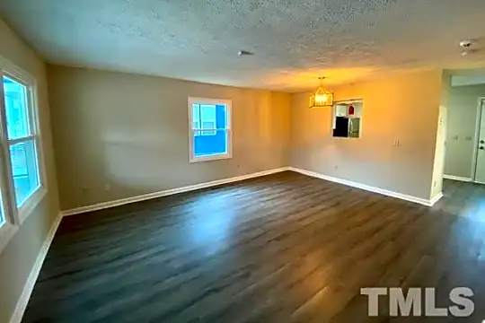 507 Dowd St Photo 2