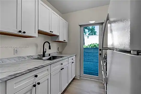 428 Collins Ave #15 Photo 2