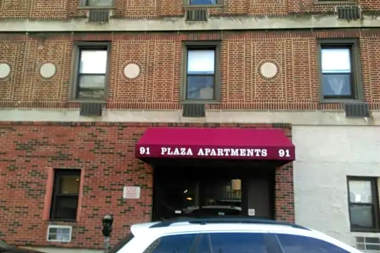 Plaza Apartments Photo 2